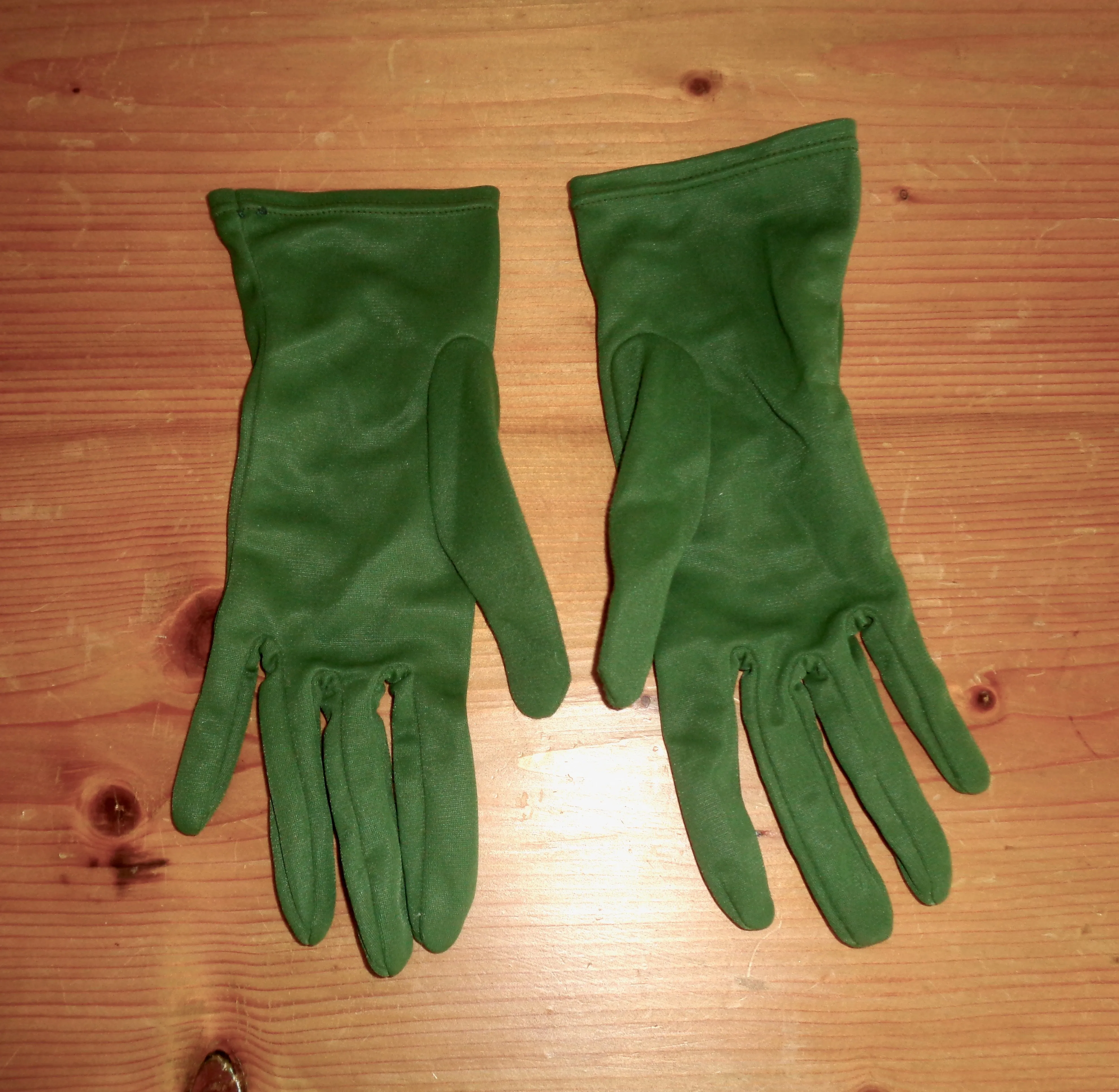 1950s Ladies Gloves Medium Size Wrist Length In Green Nylon