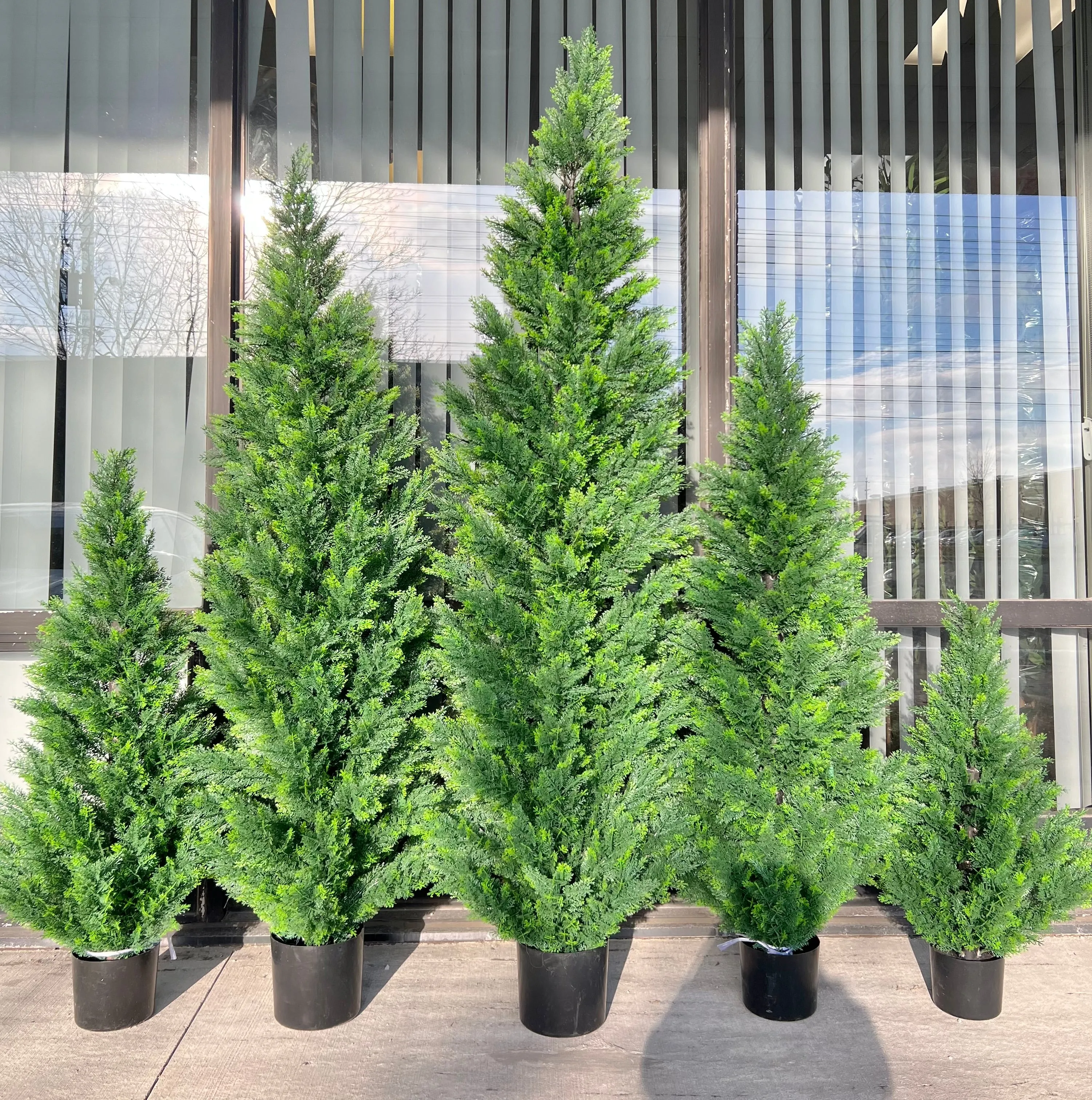 Artificial cedar tree with UV resistance -6’