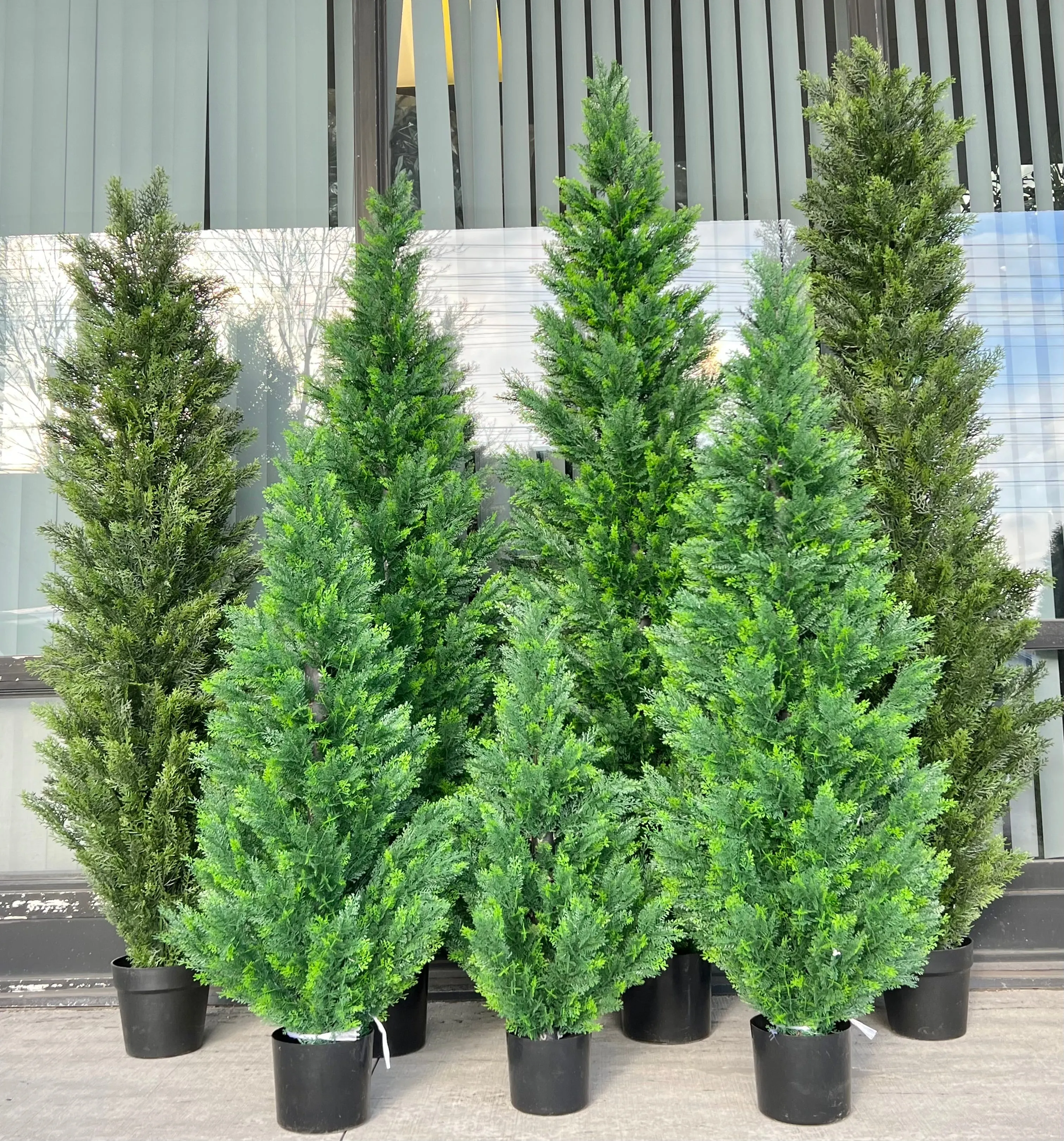 Artificial cedar tree with UV resistance -6’