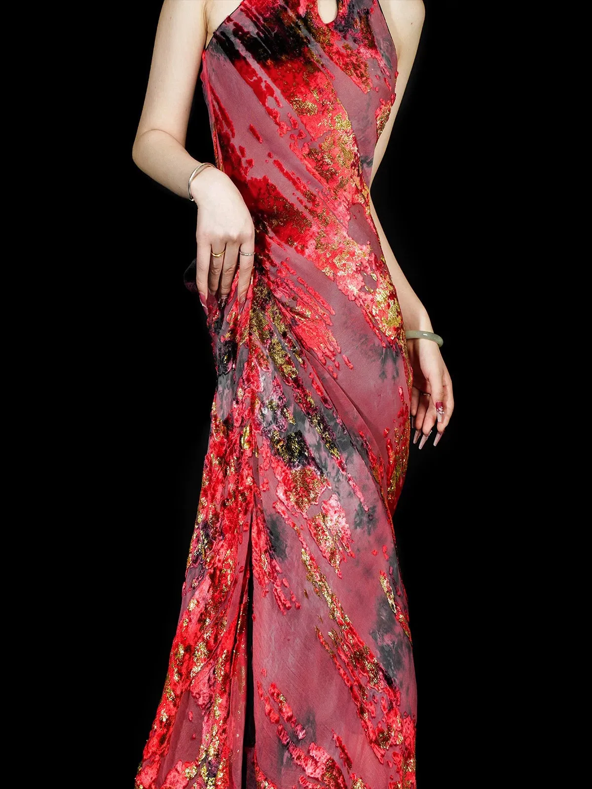 YuYue Hand-Painted Red and Black Silk Velvet Qipao with a Slanted Collar and Bias-Cut Evening Dress